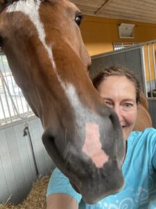Selfie med hästen Fidoria som agerar linslus och blokerar kameran.
